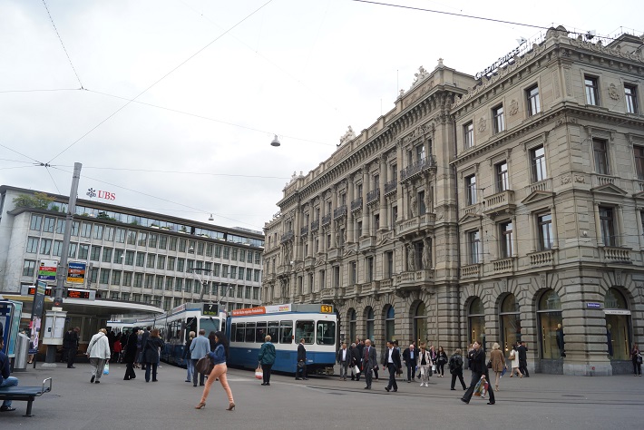 Paradeplatz in Zürich mit den stattlichen Bankenhäusern